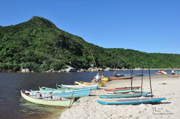 A lagoa e o morro da Guarda na Guarda do Embaú, litoral sul de Santa Catarina